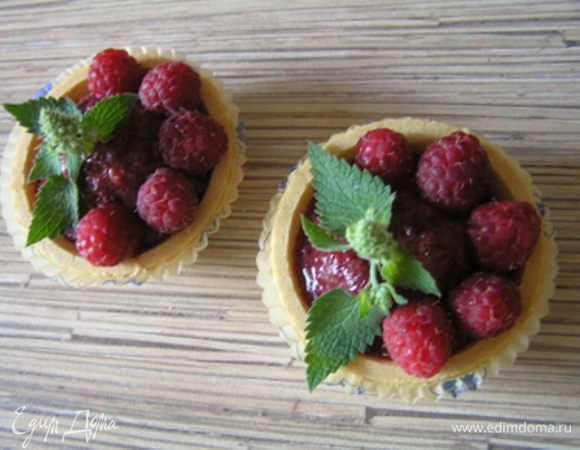 Подать в тарталетках. В каждую выложить шарик сорбе, украсить малиной и мятой.