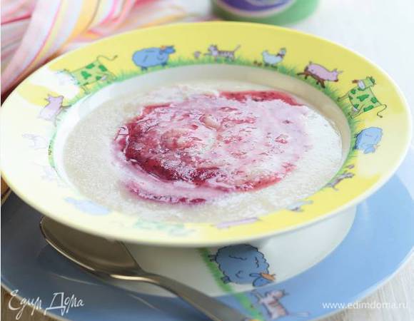 Добавить виноградное пюре в кашу и перемешать или выложить овсянку и пюре слоями.