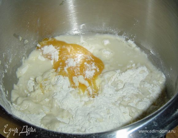 Для приготовления теста, соль растворяем в воде и смешиваем с мукой и медом. Вымешиваем тесто около получаса. Тесто получается мягким, эластичным, приятным на ощупь и не липнит к рукам.