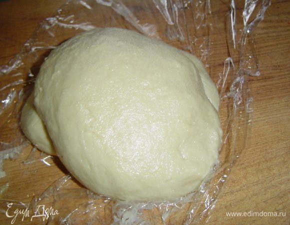 Тесто смазываем растопленным сливочным маслом, заворачиваем в пищевую пленку и оставляем отдыхать на пару часов при комнатной температуре.