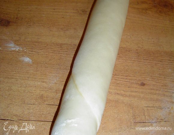  скатываем тесто очень плотно, чтобы не остался воздух. Заворачиваем в пленку и отправляем в холодильник на пару часов.