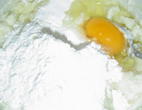 а затем добавляем творожный сыр, сахарную пудру, ванильный сахар, сахарную пудру и хорошенько взбиваем, чтобы не было комочков.