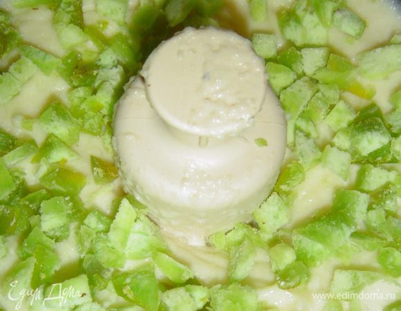 Цукаты помело нарезаем мелкими кубиками и добавляем в начинку, перемешиваем.