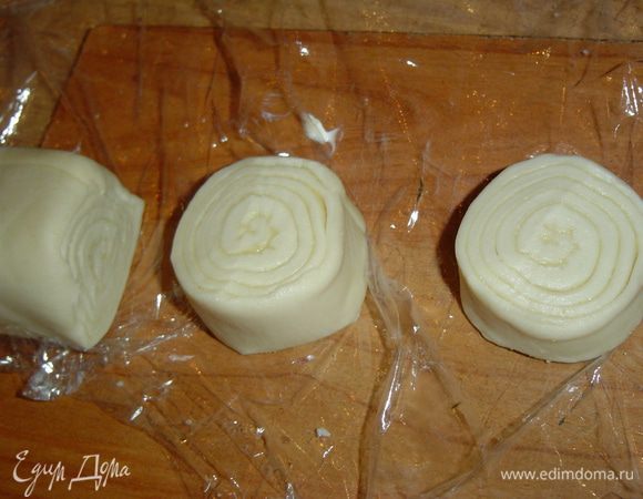 Рулет из теста нарезаем поперек на кружки толщиной 1 - 1,5 см.