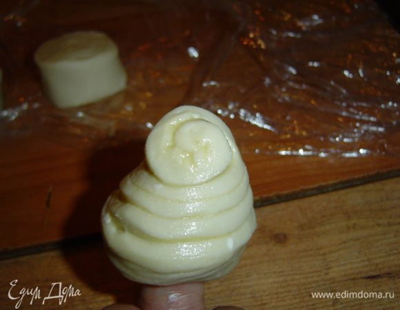 Теперь нужно сформировать конус, для этого смазываем срезы кружка маслом. Кружок берем в руки, большой палец поставить в центр и вращать его между пальцами, смещая слои вниз, тем самым формируя конус, так чтобы слои не разошлись.