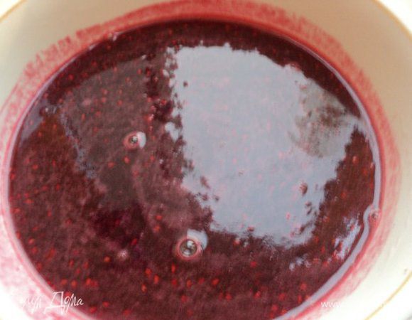 Желатин залить 60мд холодной воды, дать набухнуть, затем распустить на небольшом огне ( не кипятить!). Малину вместе с ½ количества сахара довести до кипения, затем протереть через сито.