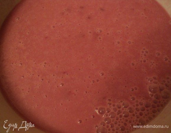 Йогурт соединить с малиновым пюре и взбить вместе с оставшимся желатином.