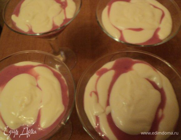 Получается слоистая масса. Сверху украсить ягодами малины. Проставить в холодильник для застывания на 3-4 часа.