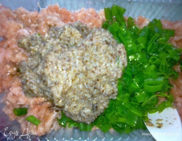 2. Грибы (если свежие) отвариваем, бросив минут на 5 в кипящую воду, если замороженные - просто размораживаем в микроволновке и прогреваем их минуты 2. Измельчаем в блендере и добавляем в фарш.