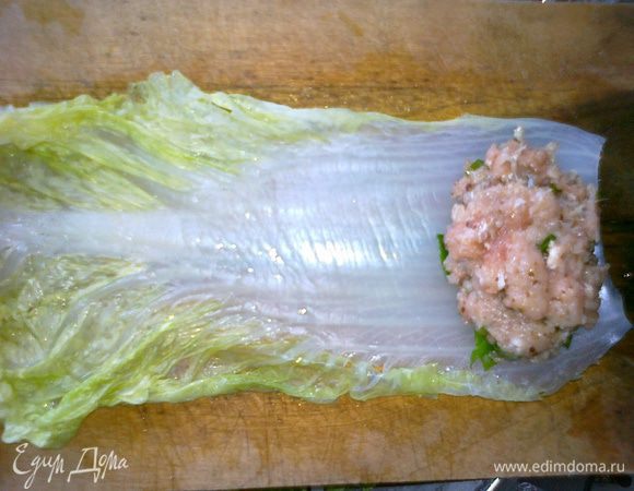 4. Выкладываем на лист фарш и заворачиваем в небольшой голубец размером "на укус".