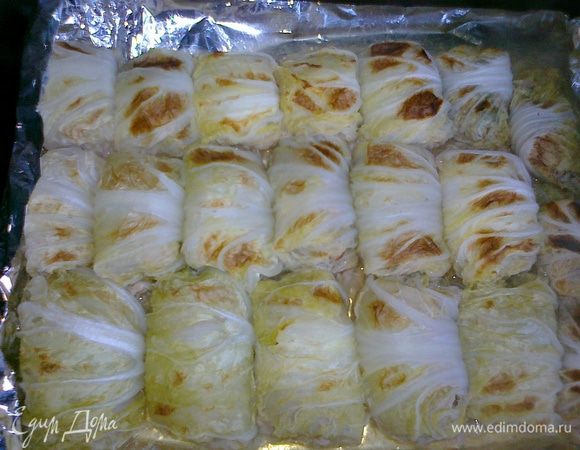 6. Достаем противень, открываем голубцы, поливаем выделившимся соком и ставим обратно, уже не накрывая фольгой. Огонь увеличиваем до 200 градусов. Теперь ждем, пока голубчики подрумянятся примерно до такой кондиции: