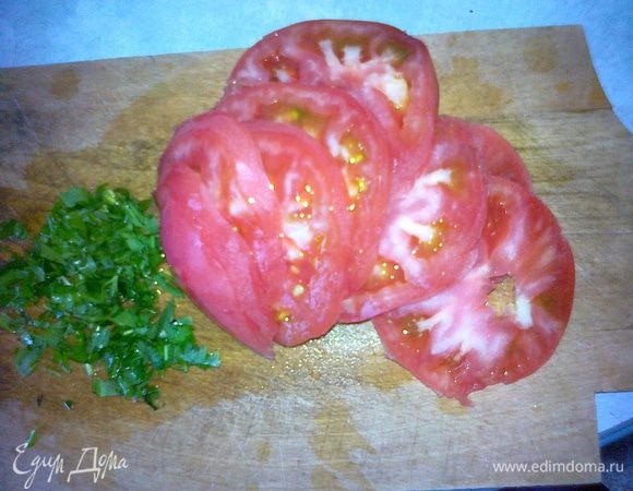 7. Пока голубцы "загорают", режем кольцами помидор (без плодоножки, конечно))) И рубим зелень.
