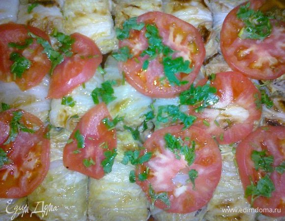8. Достаем голубцы и выкладываем на них помидоры и зелень, накрываем фольгой и отправляем на минут 10 "подумать".