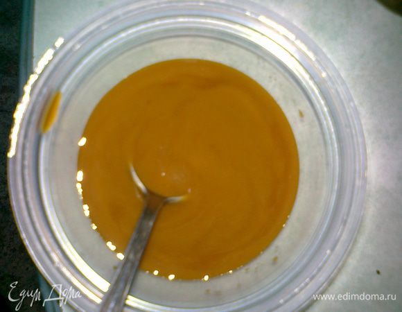 9. Делаем соус из крахмала, соевого соуса и воды.