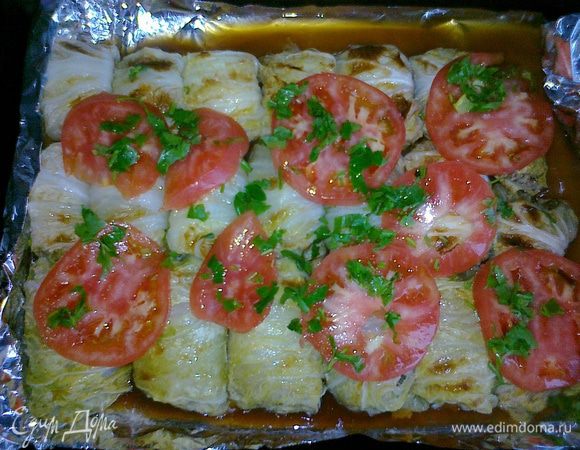 10. Достаем противень, поливаем соусом голубцы. Соус, благодаря крахмалу, придает голубцам глянцевый - блестяще-парадный - вид. Выкладываем на блюдо или на порционные тарелки. Приятного аппетита!