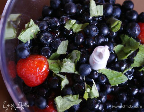 Листики мяты нарезать (я просто их порвала).