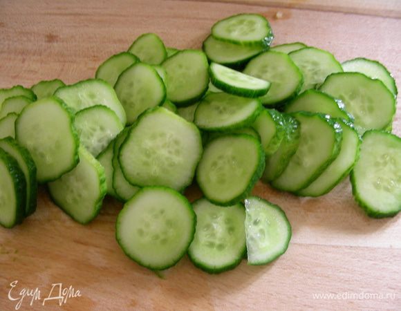 Огурец режем тонкими колечками.
