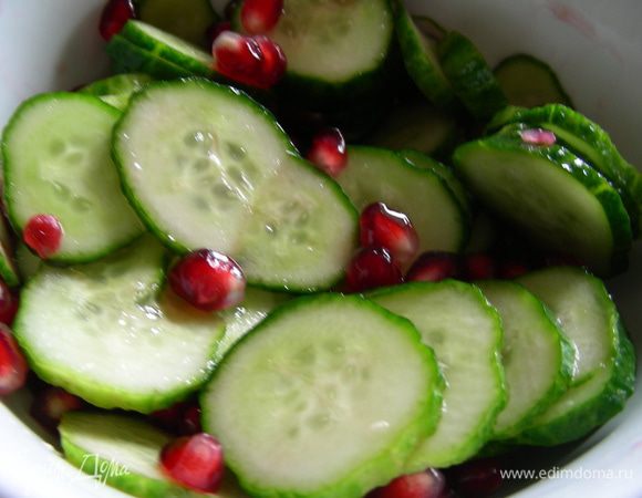 Смешиваем их, добавляем лимонный сок, соль, перец, сахар. Убираем в холодильник на часок. 
