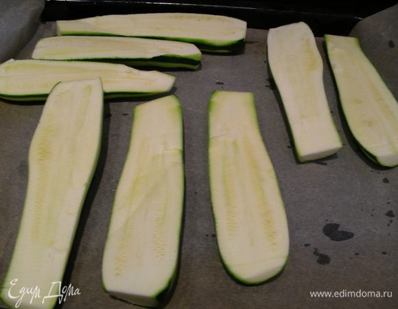 Кабачки моем, разрезаем напополам и выкладываем срезом вверх в форму для запекания (я ее проложила бумагой, если без нее, то ее надо смазать маслом). (Здесь я немного отхожу от оригинала и кабачки немного припекаю в духовке, минут 15; просто мне нужно, чтобы они были очень хорошо проготовлены, иначе у мужа потом может живот болеть. А так это совсем необязательно)
