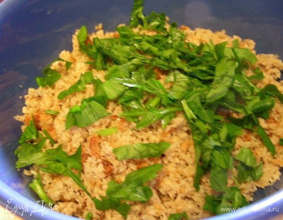 Крошки смешиваем с мелкорубленной петрушкой, солью, перцем.
