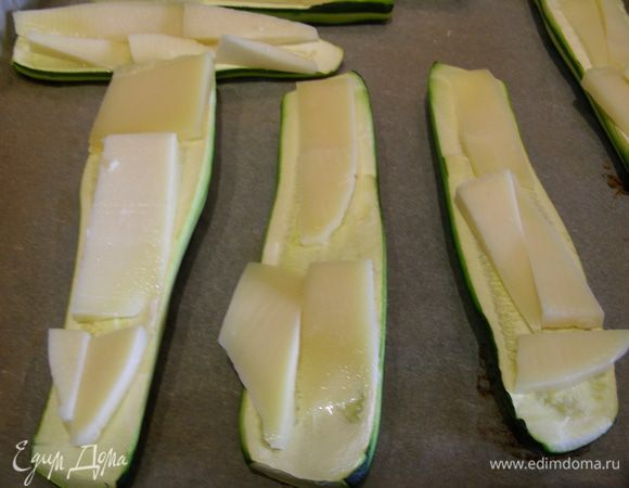 На кабачки выкладываем сыр.
