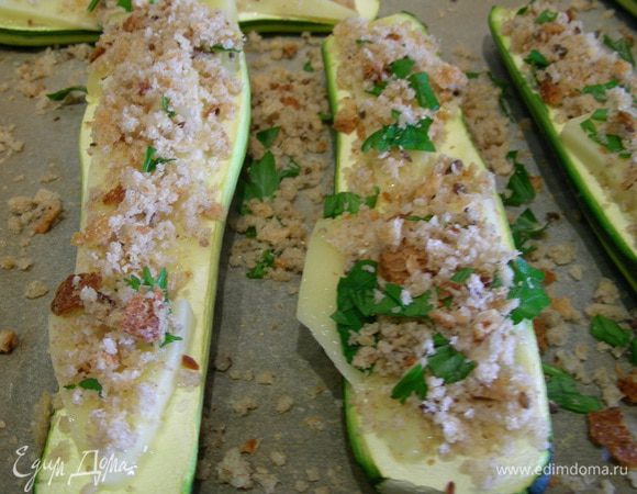 Сверху посыпаем хлебными крошками. Здесь рекомендуют их полить 2 ст.л. растительного масла. Ставим их в духовку 180 гр минут на 30. 
