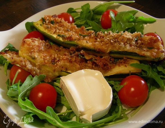 Подаем горячими. У меня с теплым козьим сыром, томатами-черри и рукколой. Приятного аппетита)) Хотела бы написать по поводу козьего сыра, который я так люблю запекать. Козьих сыров много, и они отличаются по своей структуре и поведению в духовке. Я запекаю только дин вид сыра, картинку с упаковкой показать не могу, модераторы не разрешат, поэтому опишу его: длинный прямоугольный рулетик, грамм 150-200, снаружи у него белая корочка, как у камембера или бри, и внутри он тоже на них похож - такой мягко-жидковатый) вот как-то так)