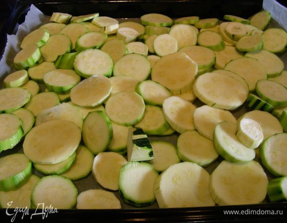 Кабачки моем, режем тонкими кружочками, выкладываем на противень, застеленный бумагой. Можно из немного взбрызнуть оливковым маслом. Запекаем их минут 30 при 180 гр.
