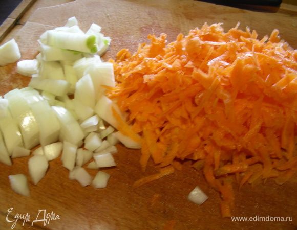 Лук рубим, морковь натираем на терке.

