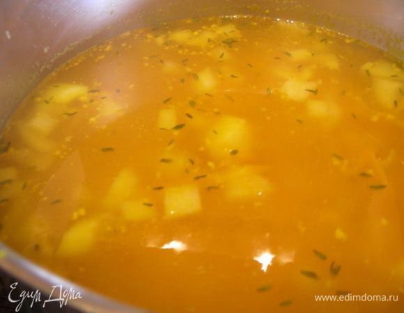 Затем вливаем бульон, добавляем тимьян, цедру, соль, перец. Готовим на небольшом огне минут 10.

