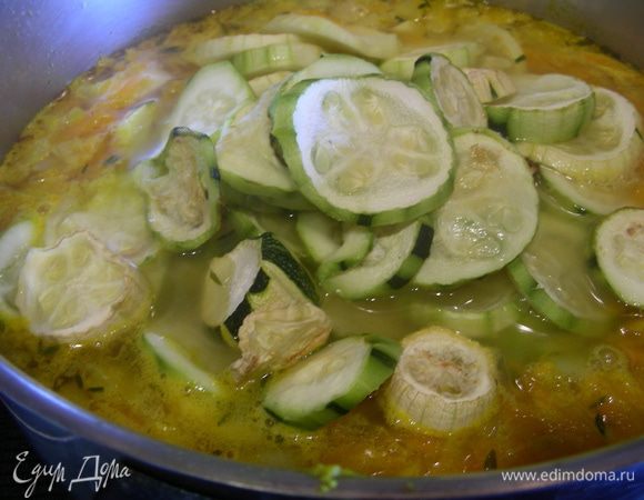 Добавляем запеченные кабачки, готовим еще минут 7-10. 

