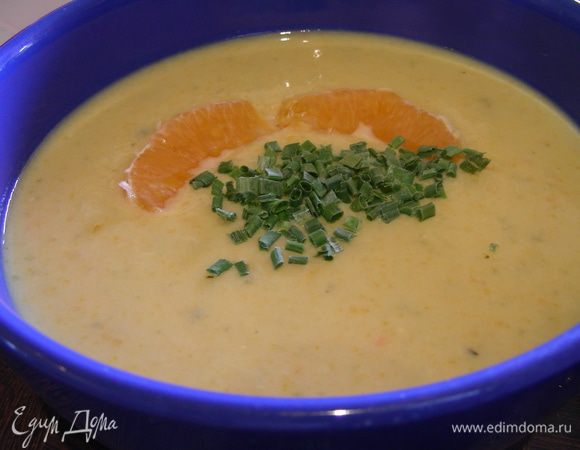 Прогреваем его хорошенько, не доводя до кипения. Разливаем по тарелкам и подаем. Можно его присыпать свежей зеленью и добавить несколько долек апельсина. Приятного аппетита)
