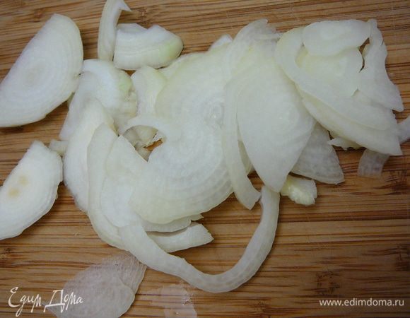 Лук нарезать  тонкими полукольцами.