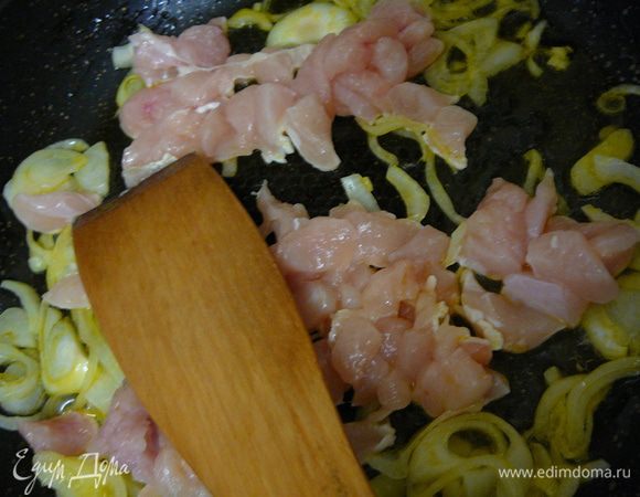 Филе мелким кубиком.На хорошо разогретой сковороде с добавлением оливкового масла,обжарить слегка лук,затем добавить филе и мелко рубленный зубчик чеснока.Посолить,поперчить.Обжаривать до готовности.