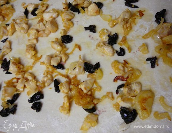 Тесто раскатать,выложить на тесто,(оставим по краям около 3см.)курицу с луком,затем мелко резанную черешню.