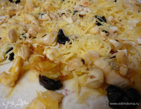 Тертый сыр и рубленный фундук.