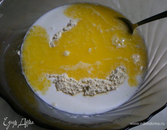 В миску всыпать всю муку, соль и разрыхлитель. Смешать их, в середине сделать углубление, влить туда взбитое вилочкой яйцо, молоко и масло.