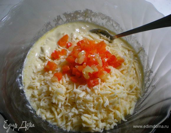 Добавить сыр и перец, все тщательно перемешать до получения однородной массы.