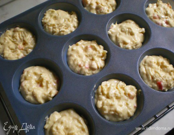 Форму для кексов слегка смазать маслом ( у меня форма силиконовая, я не смазывала) и выложить тесто.