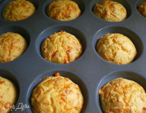 Выпекать в разогретой до 190 градусов духовке 20-25 минут. Булочки должны подрумяниться. Вынуть форму из духовки, дать немного остыть.