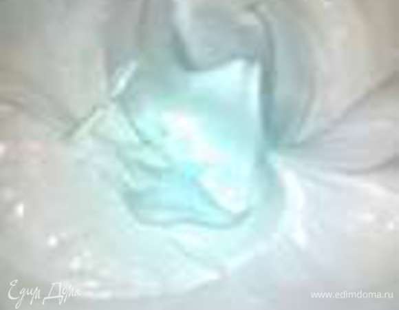 пока пирог печется взбиваем белок с сахаром и лимоным соком