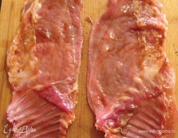 Взять два пласта брюшка с ребрышками, слегка отбить.