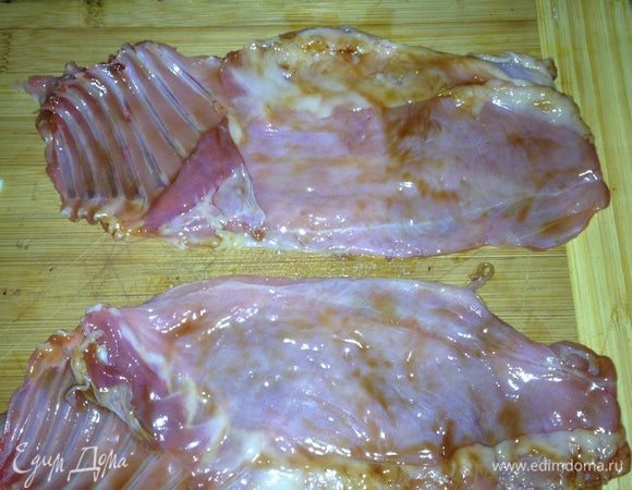 Обмазать устричным соусом, завернуть рулетиками и в холодильник на 30 мин мариноваться.