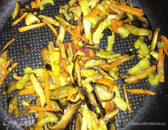 Грибы, морковь, фенхель слегка обжарить на оливковом масле. Посолить черной солью.Добавить 1ч.л. французской горчицы,перемешать.
Количество 3х ингредиентов взять равное.