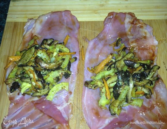 Достать пласты из холодильника. Разложить на них начинку и завернуть рулетом.