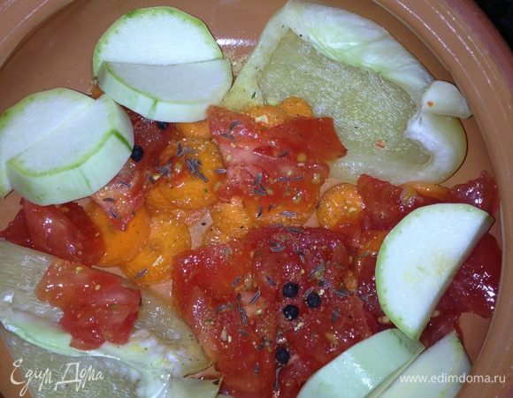 В глиняный горшочек положить морковь кружочками, сладкий перец, кабачек полукольцами, помидор кубиками, маленькую щипотку тмина.