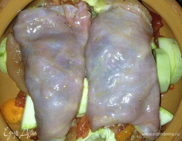 На овощи положить рулеты.