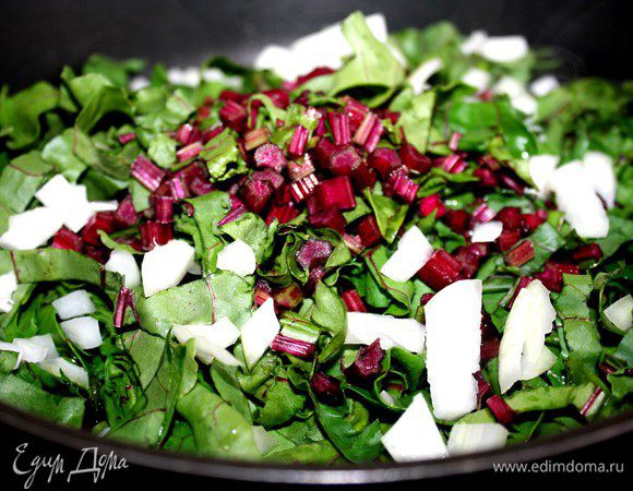 Ботву и лук нарезать и потушить на сливочном масле в течении 10 минут.