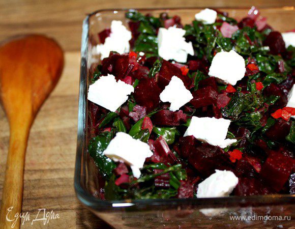 Готовую свеклу немного остудить и нарезать кубиками.Брынзу поломать на небольшие кусочки.Перец чили измельчить.Перца можно добавить побольше,чтобы немного "украсить"пресноватую начинку.Смешать все ингредиенты начинки и посолить,учитывая солёность брынзы.