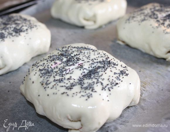 Перевернуть пирожки швом вниз,смазать оставшимся белком,присыпать маком,надрезать в 2-3 местах и выпекать при 180*С около 20 минут.Готовые пирожки подавать с йогуртовым соусом(густой греческий йогурт,кинза(или укроп,или тархун),соль).Приятного аппетита!